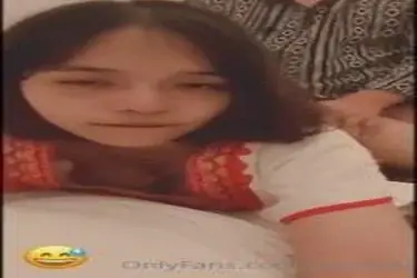 Gadis Imut Cantik Pasrah Posisi Doggy Kasur