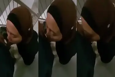 Ukhti Hijab Cantik Pasrah Servis Di Tangga